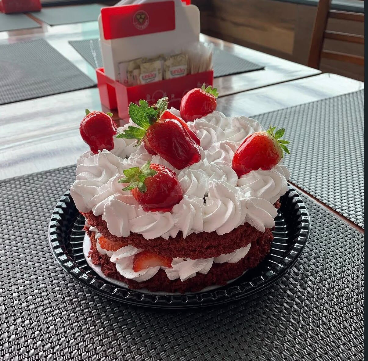 Bolo decorado com frutas vermelhas