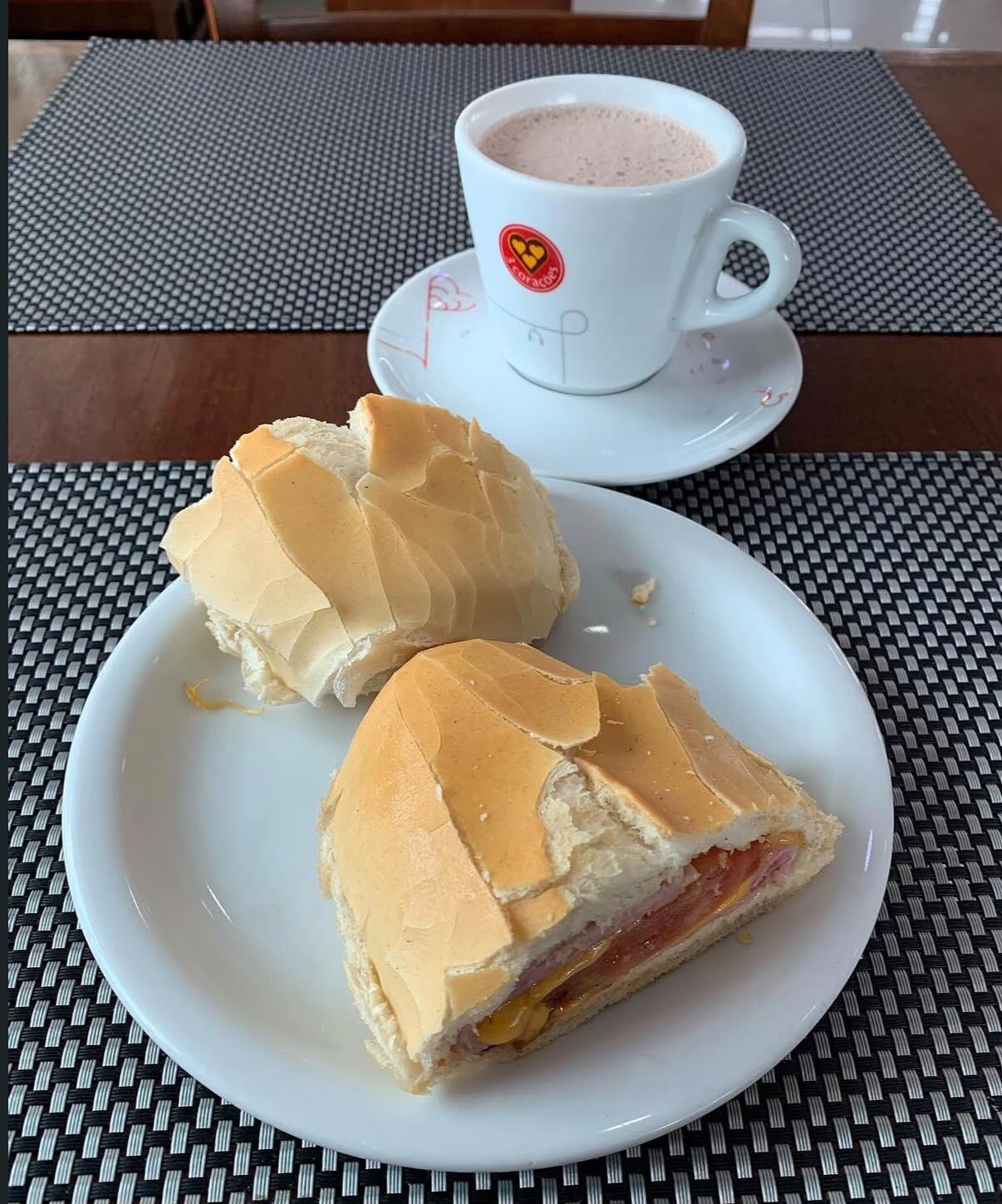 Pão na chapa com café
